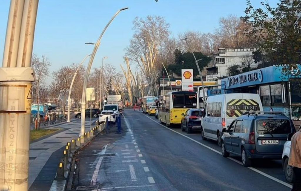 Beykoz Korusu önündeki ağaç budama çalışmaları nedeniyle tek şeride düşen yolda trafik felç oldu.