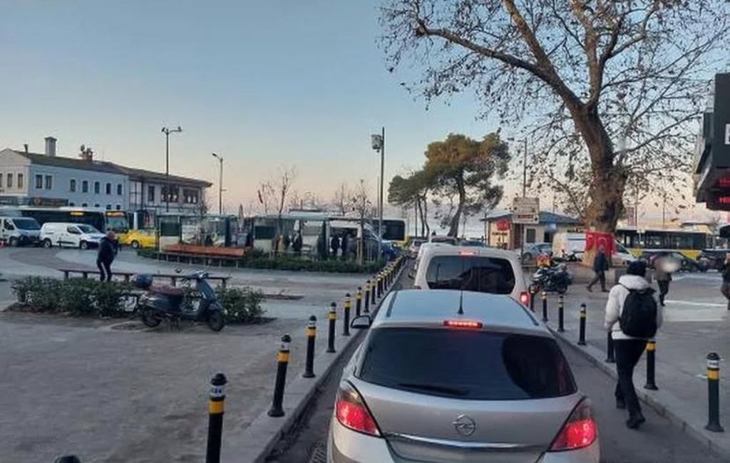 Beykoz Korusu önündeki ağaç budama çalışmaları nedeniyle tek şeride düşen yolda trafik felç oldu.