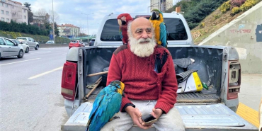 Beykoz’un papağanlı amcası ilgi odağı oldu!